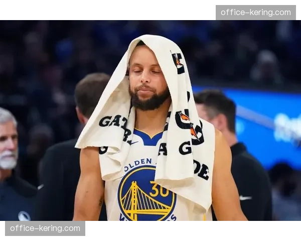 勇士库里复出首战三分命中率60%，受限上场时间控制末节输出不足